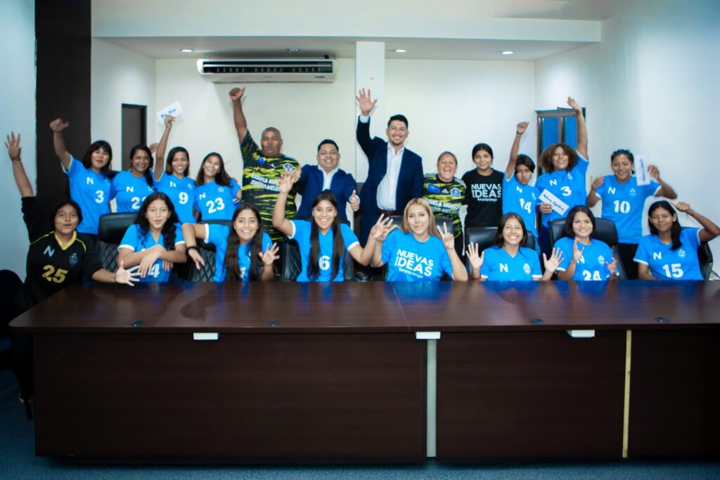 ALCALDE DE SAN SALVADOR ESTE RECONOCE EL ESFUERZO DEL EQUIPO DE FÚTBOL FEMENINO