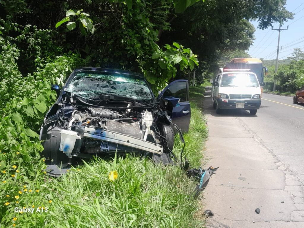 HOMBRE LESIONADO TRAS CHOQUE ENTRE SEDÁN Y AUTOBÚS EN CIUDAD EL TRIUNFO