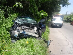 HOMBRE LESIONADO TRAS CHOQUE ENTRE SEDÁN Y AUTOBÚS EN CIUDAD EL TRIUNFO