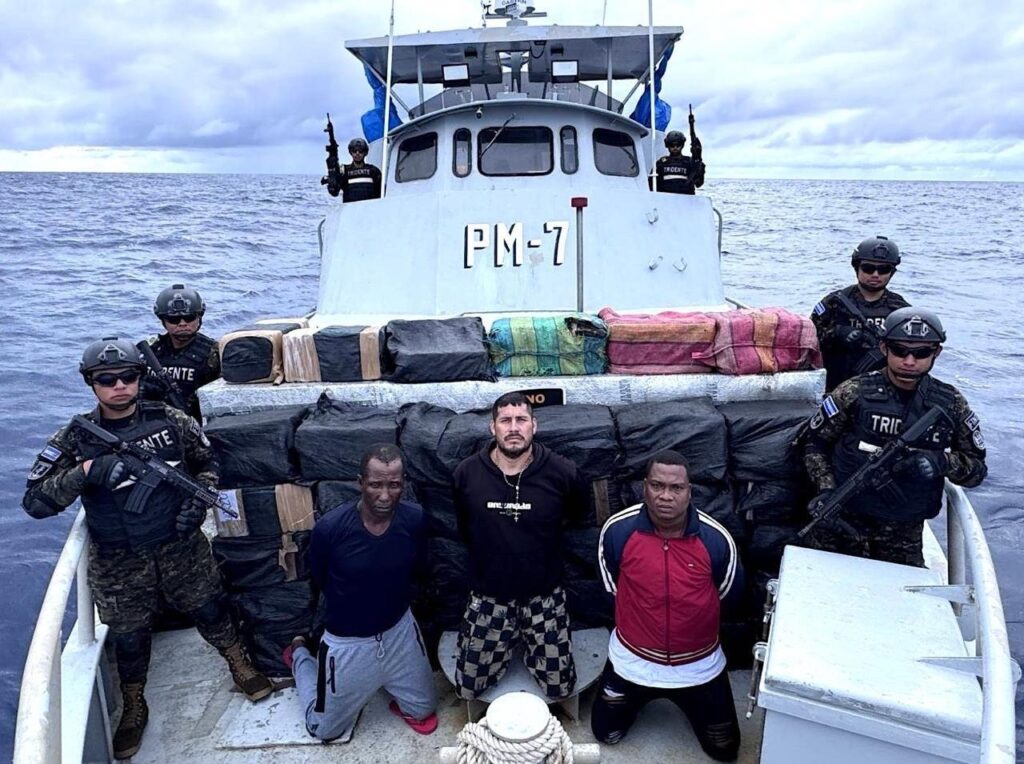 FUERZA NAVAL DE EL SALVADOR INTERCEPTA 1.3 TONELADAS DE COCAÍNA