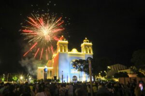 IGLESIA CATÓLICA LISTA PARA FESTEJOS EN HONOR AL DIVINO SALVADOR DEL MUNDO