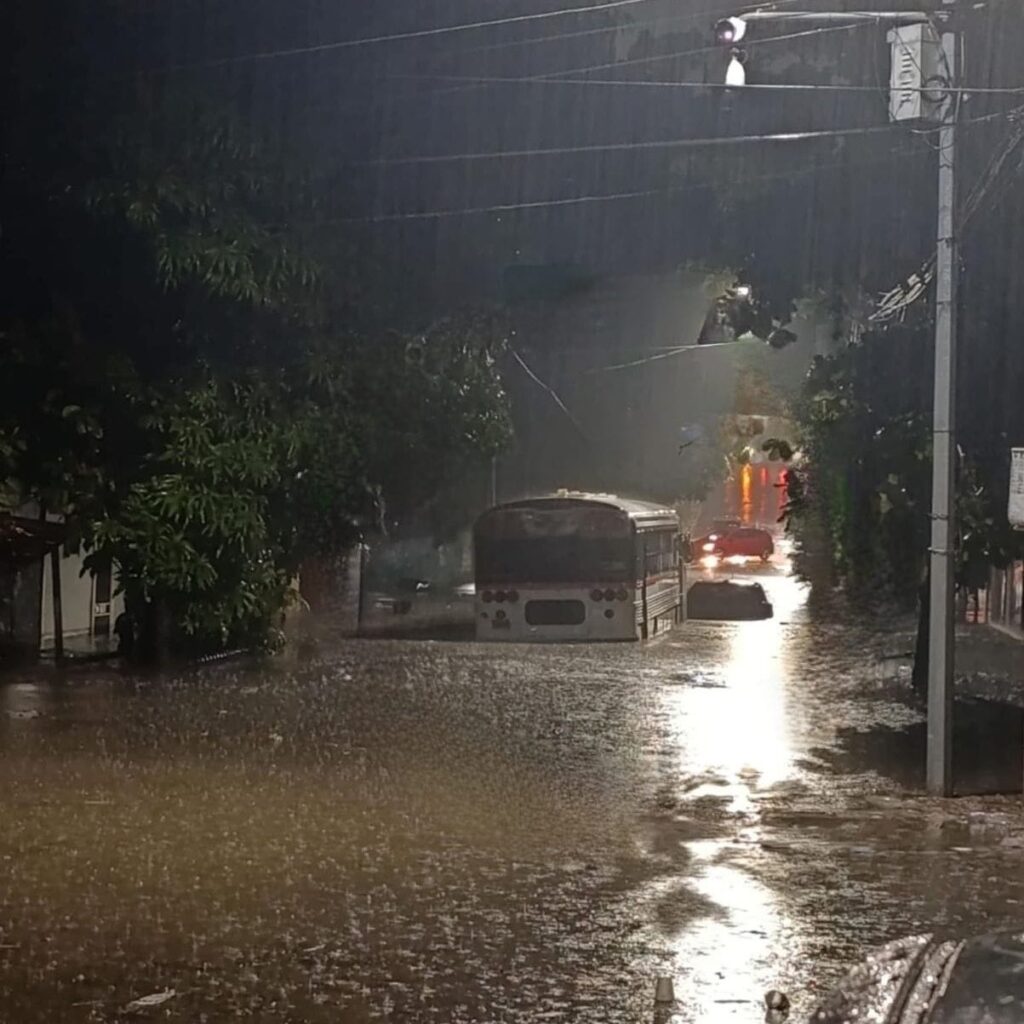 LLUVIAS CAUSARON VARIAS AFECTACIONES EN EL DISTRITO DE SOYAPANGO, SAN SALVADOR ESTE