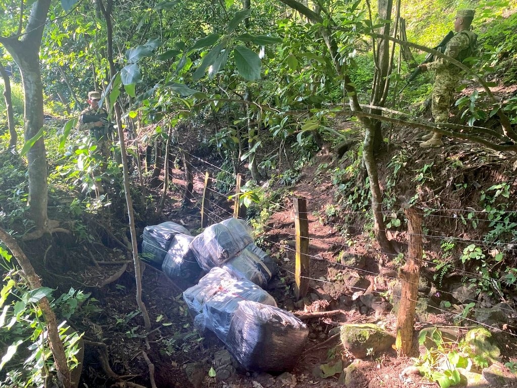 SOLDADOS DE LA FUERZA ARMADA UBICAN BULTOS DE DROGA EN METAPÁN