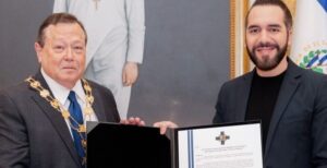 CONDECORAN CON MEDALLA GRAN ORDEN FRANCISCO MORAZÁN A EMBAJADOR DE LOS ESTADOS UNIDOS EN EL SALVADOR WILLIAM DUNCAN