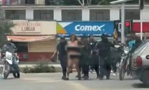 Investigan a policías de Oaxaca por exhibir a mujer desnuda públicamente