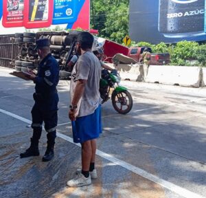 VOLCADURA DE RASTRA GUATEMALTECA EN “EL PAPATURRO” GENERA CAOS, PERO SIN HERIDOS