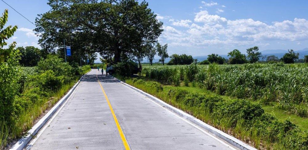 DOM ENTREGA 1.6 KILÓMETROS DE CALLE MEJORADA EN LA PAZ OESTE