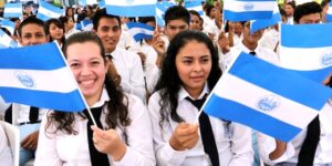 CENTROS EDUCATIVOS IMPLEMENTARÁN “LUNES CÍVICOS” DURANTE TODO EL AÑO ESCOLAR