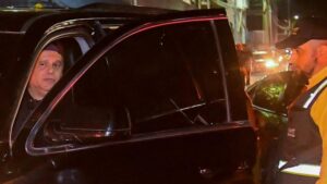 RENÉ ALONSO EL “PURA UVA” SANCIONADO POR USAR LUCES DE EMERGENCIA Y PORTAR LICENCIA VENCIDA