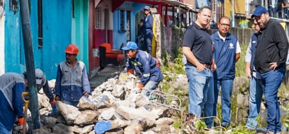 ALCALDÍA DE SAN SALVADOR CONTINUÓ EL FIN DE SEMANA ATENDIENDO EMERGENCIA EN COMUNIDAD TUTUNICHAPA