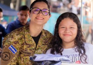 MINISTRA DE EDUCACIÓN VISITA A NIÑOS DE LA COMUNIDAD TUTUNICHAPA