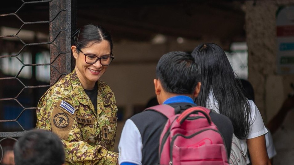 APLICARÁN REGLAMENTO PARA FORTALECER LA PRÁCTICA DE LOS SALUDOS DE CORTESÍA EN CENTROS ESCOLARES