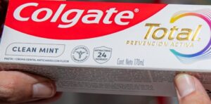 SACAN DEL MERCADO SALVADOREÑO CREMA DENTAL COLGATE TOTAL CLEAN MINT