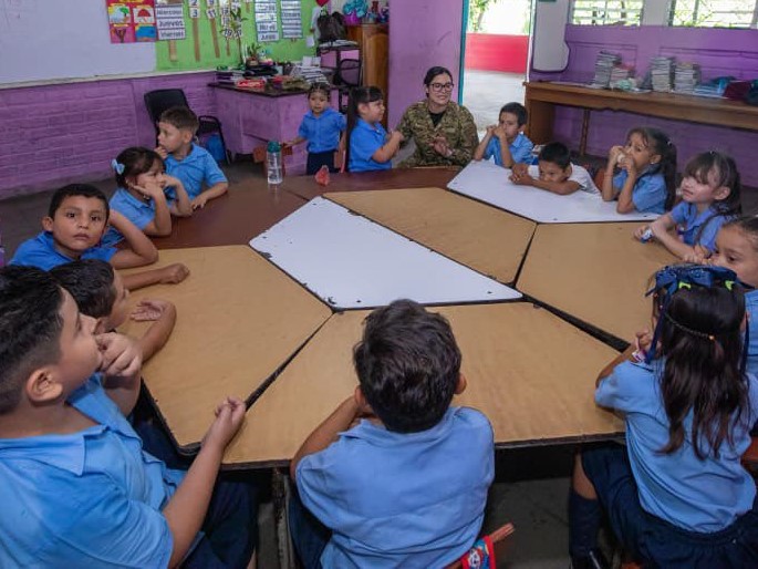 MINISTRA DE EDUCACIÓN INICIA PRIMER DÍA DE TRABAJO CONOCIENDO NECESIDADES DE LOS CENTROS ESCOLARES