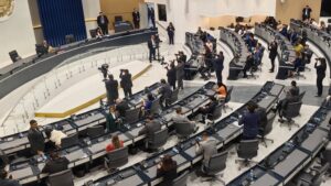 APRUEBAN LEY QUE INTEGRA SERVICIOS DE SALUD PÚBLICOS Y ESTABLECE RESTRICCIONES A PROFESIONALES QUE QUIERAN EJERCER FUERA DE LA RED