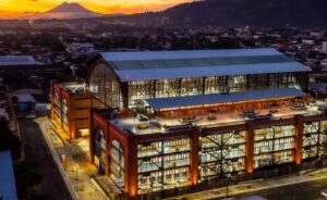 BUKELE ENTREGA MERCADO SAN MIGUELITO Y DESTACA QUE LO PÚBLICO DEBE SER MEJOR QUE LO PRIVADO