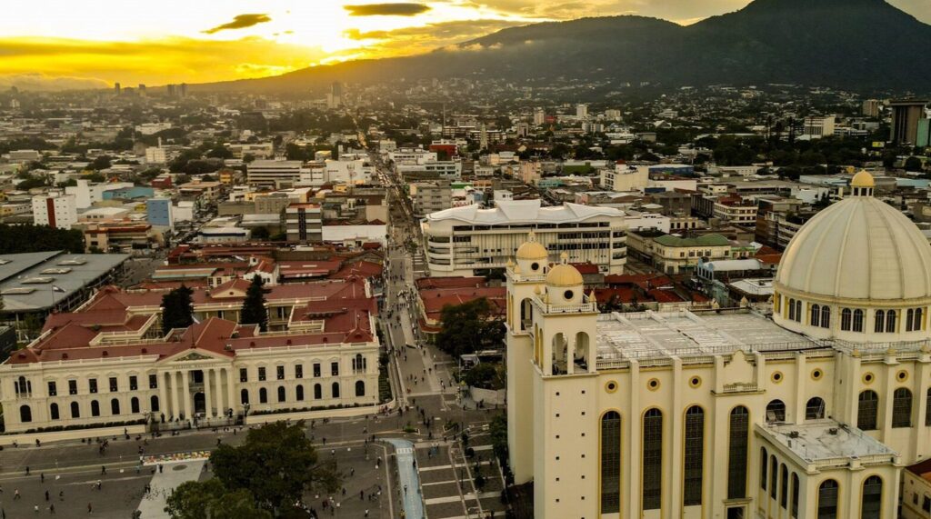 8 DE CADA 10 SALVADOREÑOS RESPALDAN EL RUMBO DEL PAÍS Y LA GESTIÓN DEL PRESIDENTE BUKELE