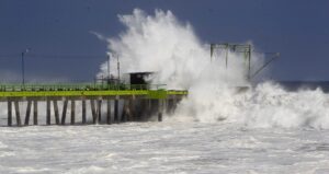 ADVIERTEN SOBRE OLEAJE ALTO Y RÁPIDO EN LA COSTA SALVADOREÑA