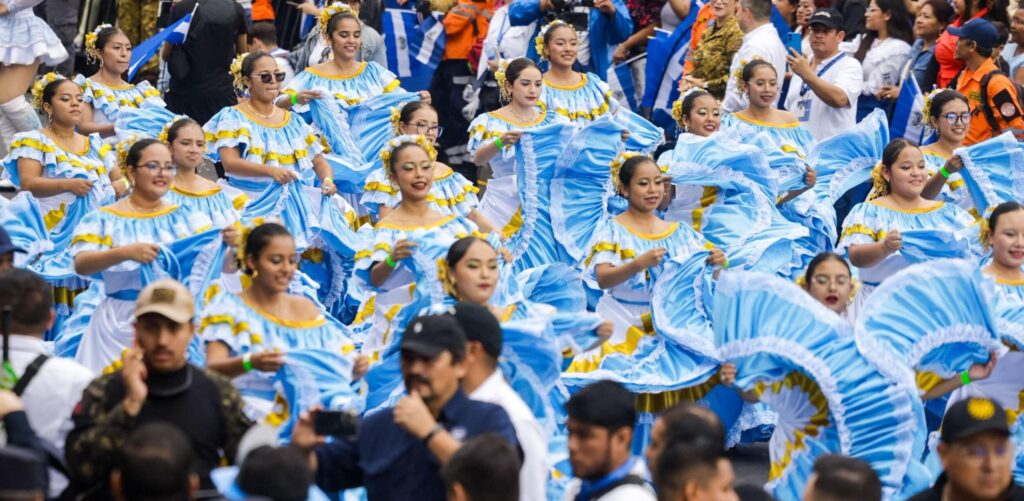 SALVADOREÑOS CELEBRAN INDEPENDENCIA CON DESFILE HISTÓRICO
