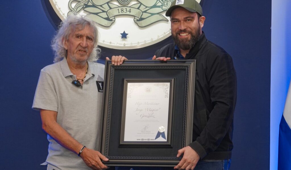 “EL MÁGICO” GONZÁLEZ RECONOCIDO COMO HIJO MERITÍSIMO DE SAN SALVADOR