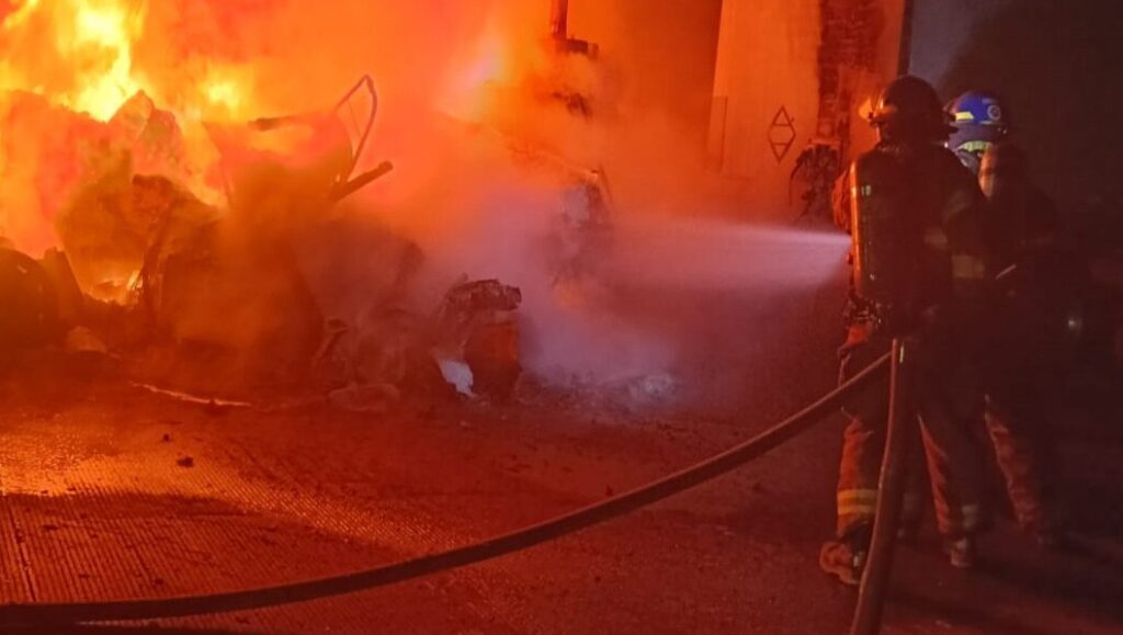 CABEZAL ARDIÓ EN LLAMAS EN CARRETERA LOS CHORROS