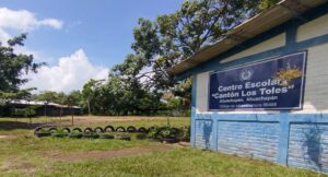 BUKELE RECONOCE CIVISMO DE ALUMNOS Y ANUNCIA OBRAS EN AHUACHAPÁN