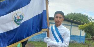 Henry Adali Velásquez: Trabaja con orgullo sus tierras y sueña con ser médico veterinario