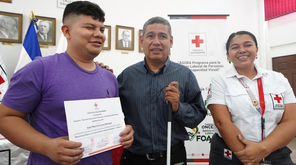 CRUZ ROJA SALVADOREÑA FORMA A PERSONAS CON DISCAPACIDAD VISUAL EN MASOTERAPIA