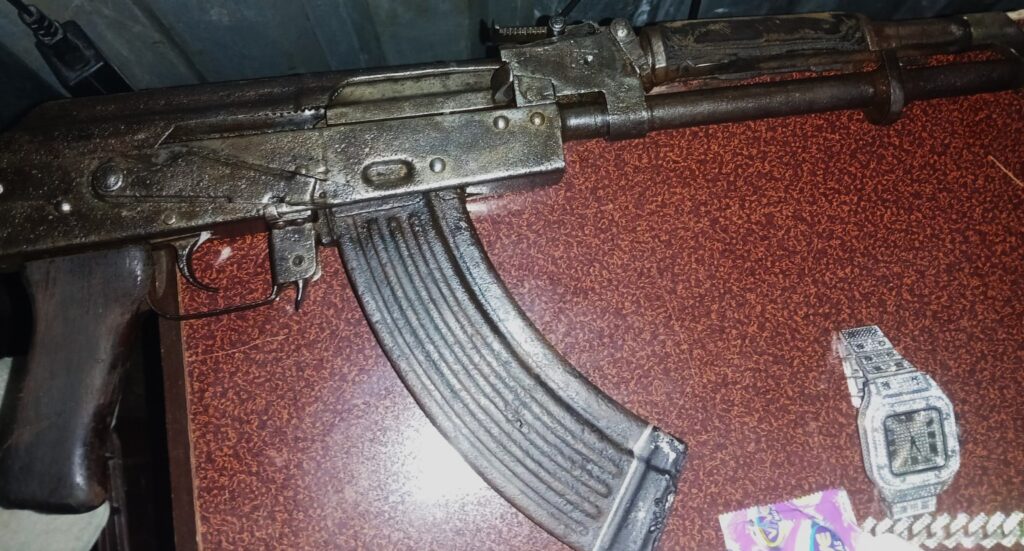 CAPTURAN A SUJETO CON ARMA DE GUERRA Y DROGA EN SANTA TECLA