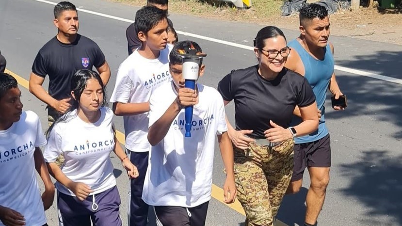 MINISTRA DE EDUCACIÓN Y ESTUDIANTES RECIBEN LA ANTORCHA CENTROAMERICANA