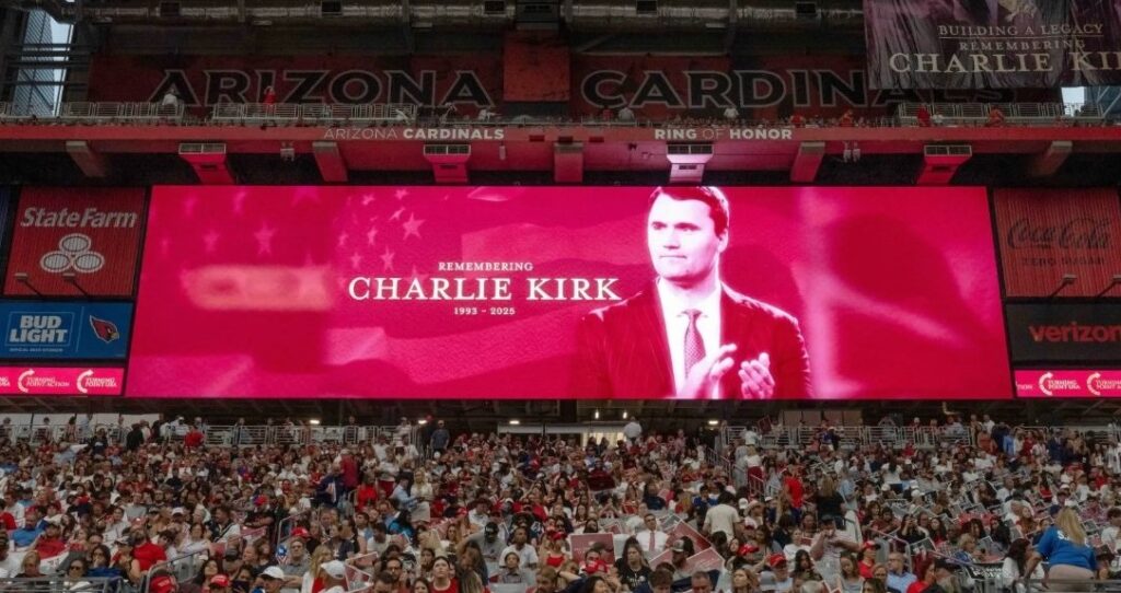 Trump en homenaje multitudinario a Charlie Kirk: fue uno de «los más grandes patriotas» de EE. UU.