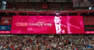 Trump en homenaje multitudinario a Charlie Kirk: fue uno de «los más grandes patriotas» de EE. UU.