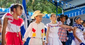 MINISTRA DE EDUCACIÓN PARTICIPA EN “LUNES CÍVICO” EN CENTRO ESCOLAR