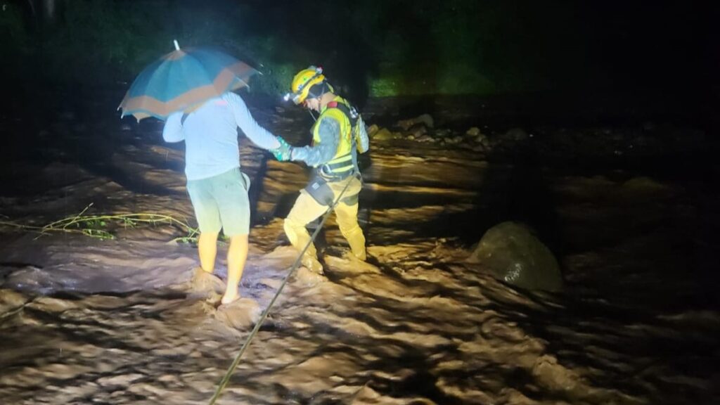 COMANDOS DE SALVAMENTO ATIENDE EMERGENCIAS POR LLUVIAS EN EL PAÍS