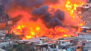 UN GIGANTESCO INCENDIO CONSUME DECENAS DE CASAS EN LIMA