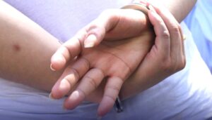 MUJER ENFRENTA PROCESO POR ABANDONO DE MENOR EN SOYAPANGO