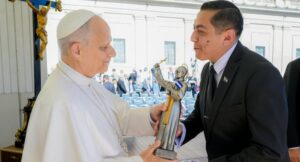 Papa León XIV recibe imagen de San Óscar Romero como obsequio de empresario salvadoreño Ismael Guzmán