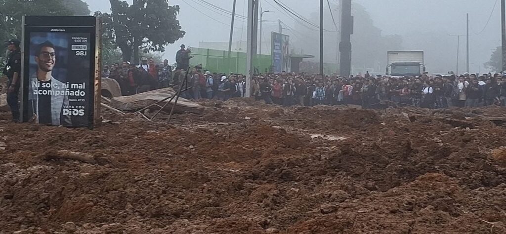 DERRUMBE BLOQUEA CARRETERA QUE CONECTA GUATEMALA Y EL SALVADOR