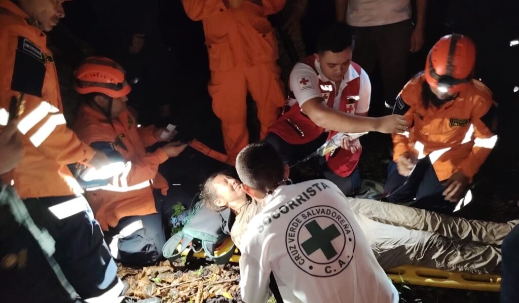 TURISTAS SON RESCATADOS TRAS EXTRAVIARSE EN EL VOLCÁN DE SAN MIGUEL