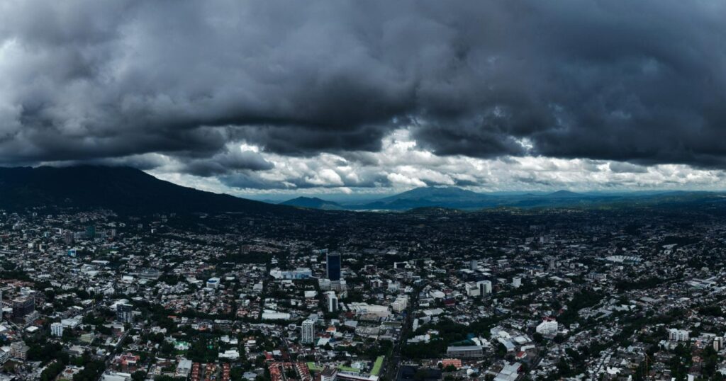 LLUVIAS CONTINUARÁN EN EL PAÍS Y AUTORIDADES VIGILAN NUEVO SISTEMA DE BAJA PRESIÓN