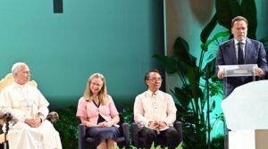 Arnold Schwarzenegger denuncia en el Vaticano que la contaminación “mata a los niños”