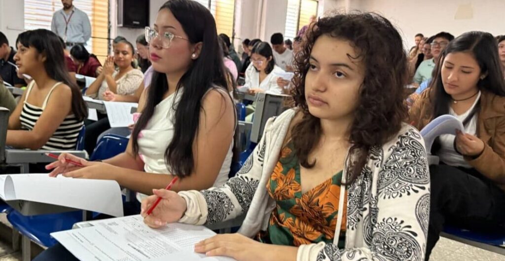 ESTUDIANTES REALIZAN PRUEBA DE CONOCIMIENTOS GENERALES PARA INGRESAR A LA UES