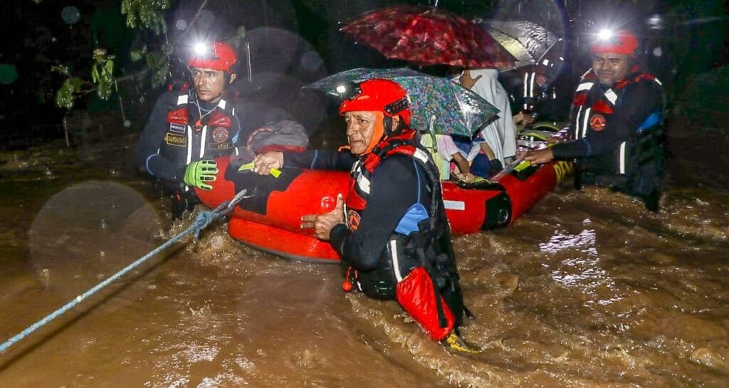 FAMILIA ES EVACUADA POR INUNDACIONES EN CANTÓN SIRAMA, LA UNIÓN