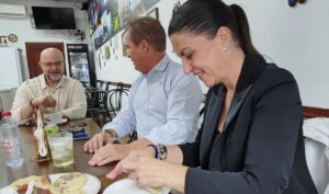 POLÍTICA ESPAÑOLA VISITA PUPUSERÍA SALVADOREÑA EN SEVILLA