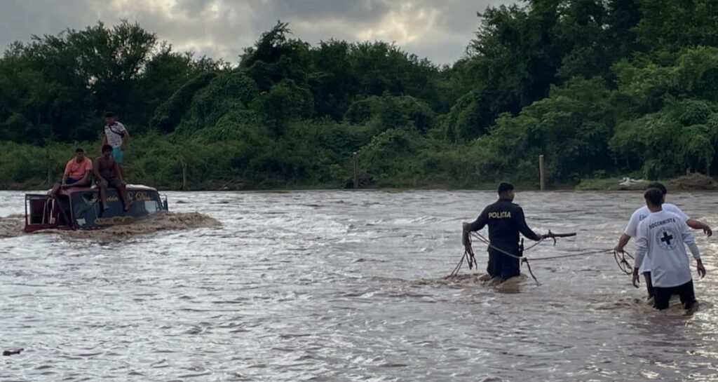 OCUPANTES DE UN CAMIÓN ARRASTRADO POR EL RÍO JIBOA EN LA PAZ FUERON RESCATADOS POR AGENTES DE LA PNC Y SOCORRISTAS