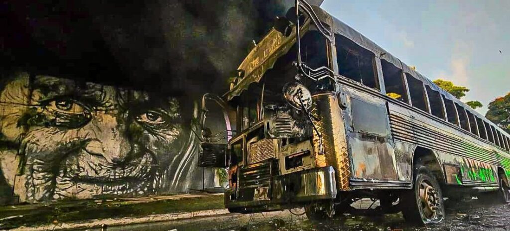 INCENDIO CONSUME BUS DE LA RUTA 79 EN ZONA DE LAS DELICIAS, SANTA TECLA
