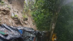 MUJER FALLECE EN CIUDAD DELGADO TRAS DERRUMBE EN SU VIVIENDA