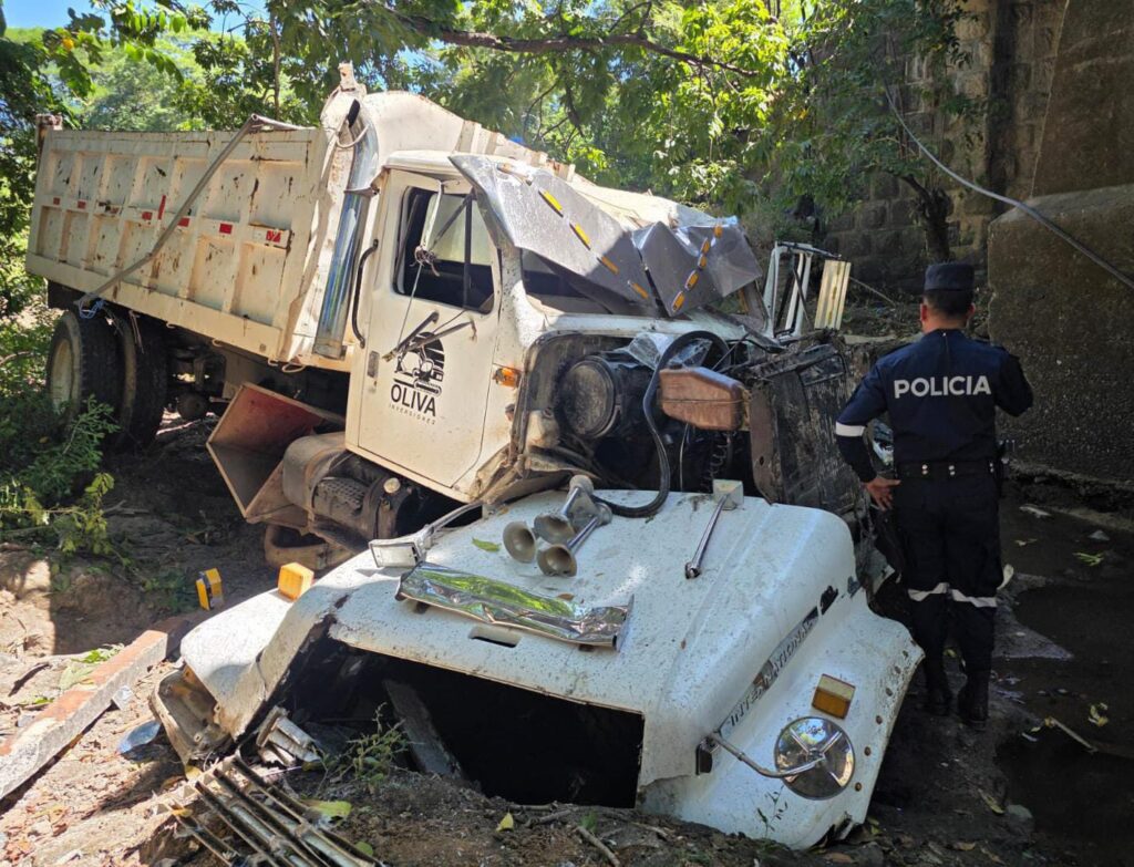 CAMIÓN VOLQUETA SE PRECIPITA DESDE PUENTE EN SAN MIGUEL: CONDUCTOR HERIDO GRAVE