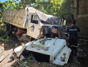 CAMIÓN VOLQUETA SE PRECIPITA DESDE PUENTE EN SAN MIGUEL: CONDUCTOR HERIDO GRAVE