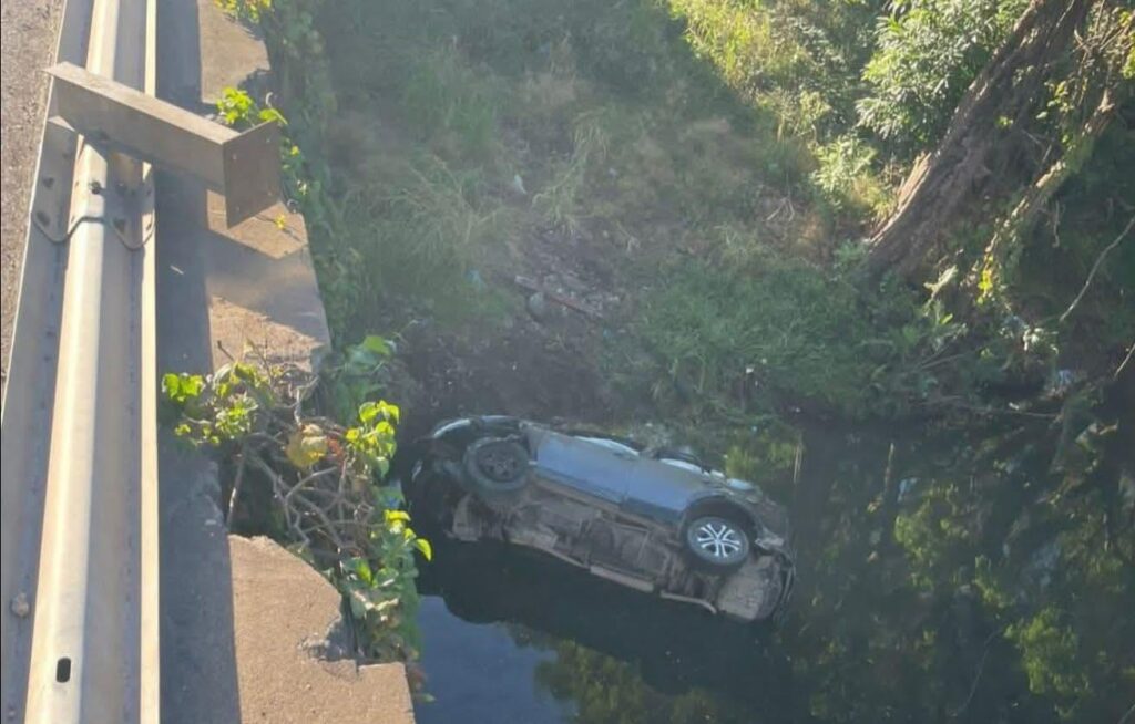 VEHÍCULO CAE A RÍO EN SAN MIGUEL TRAS PERDER EL CONTROL EN LA PANAMERICANA